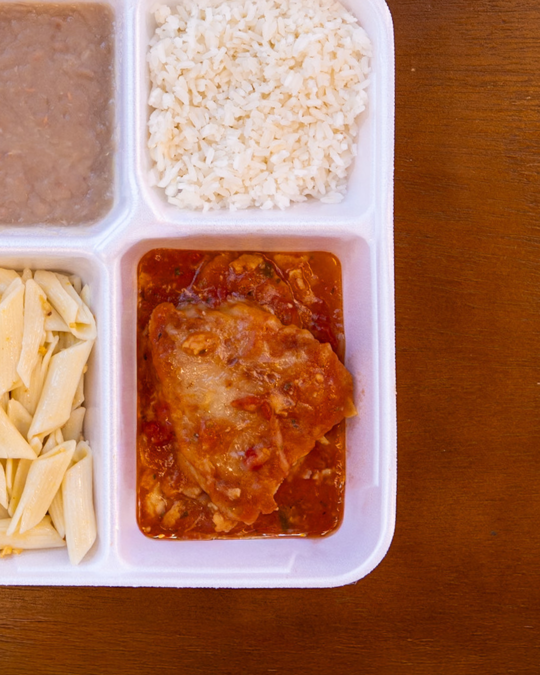 Marmita de frango ao molho com macarrão e arroz
