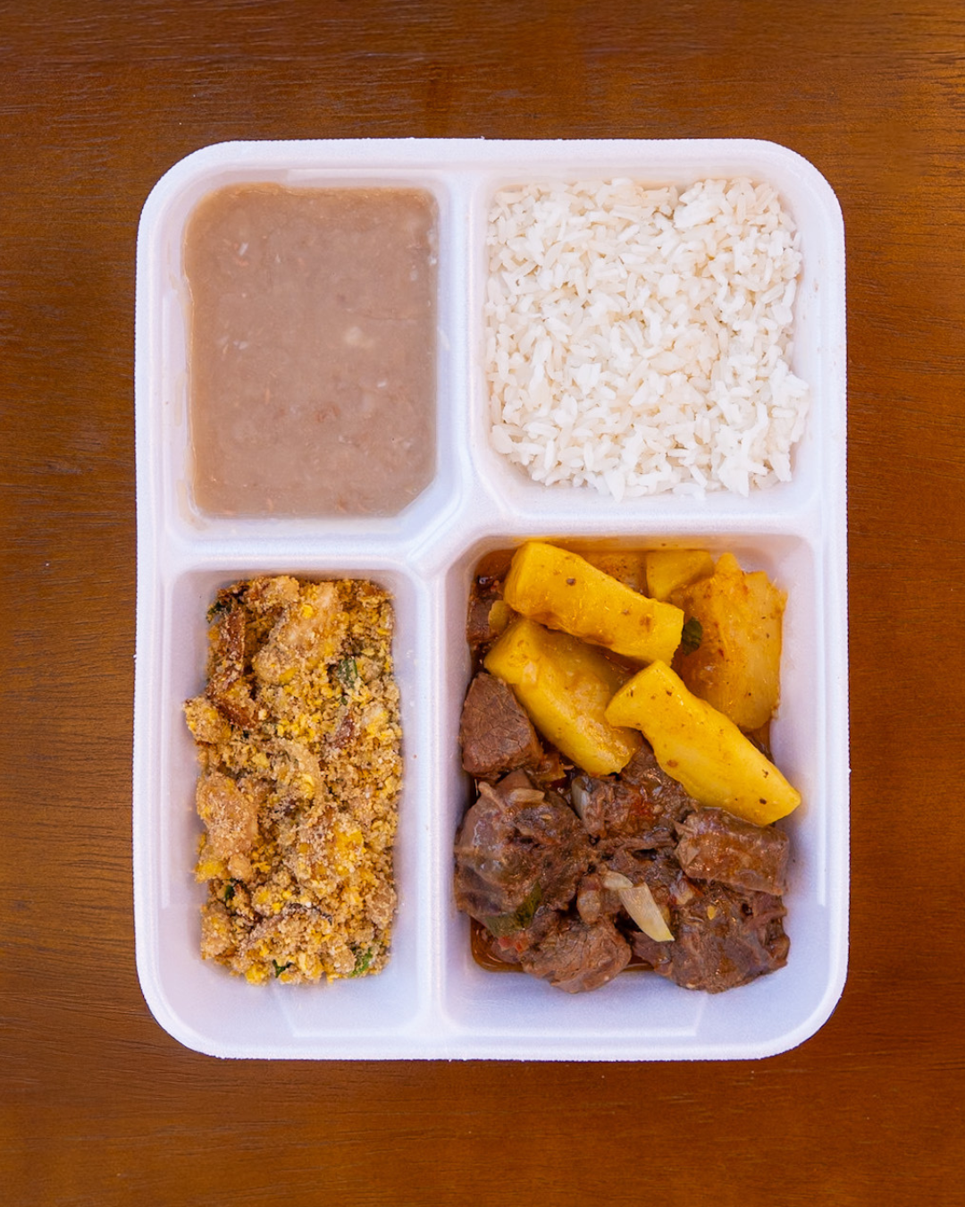 Marmita com carne de panela, mandioca, arroz e farofa