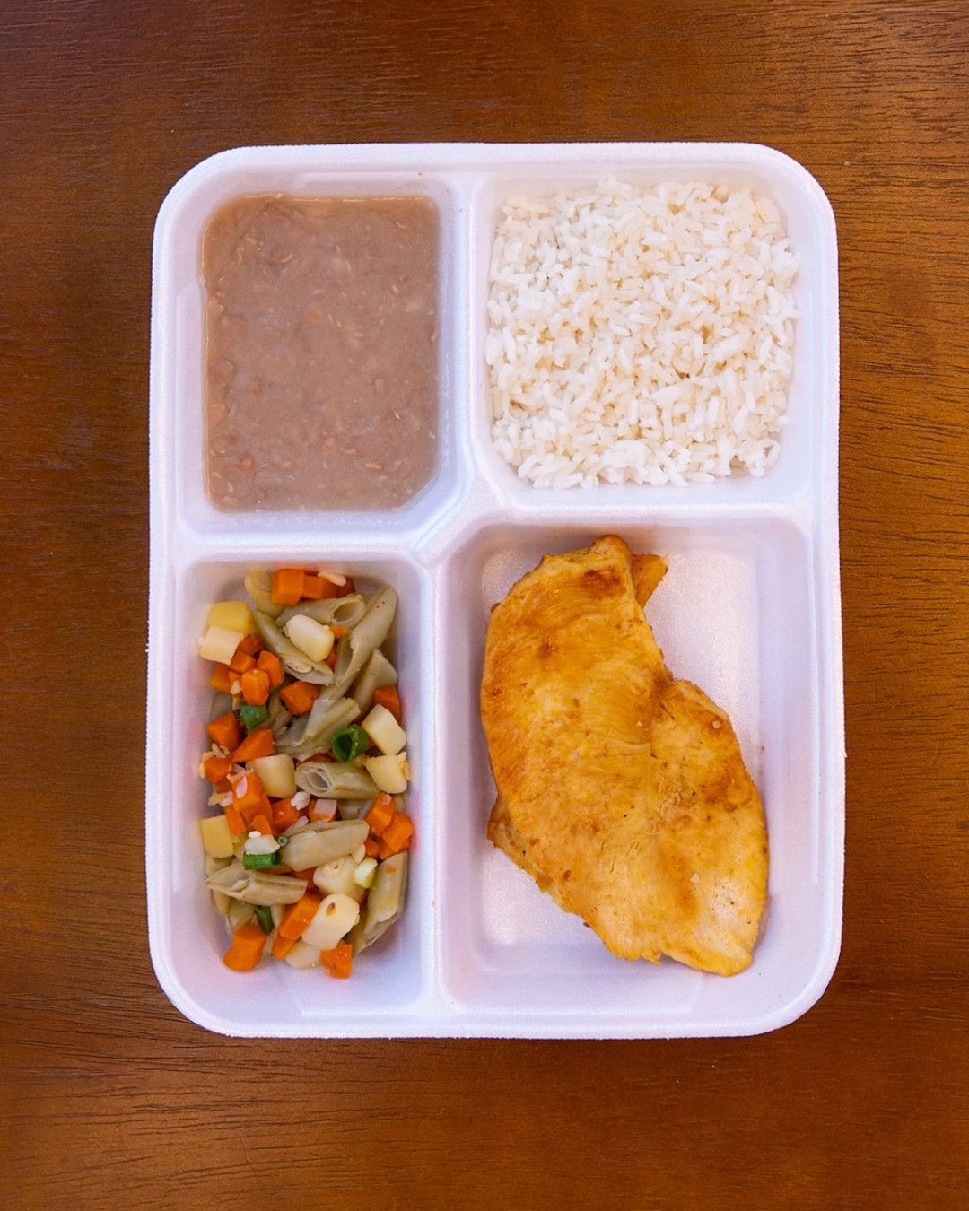 Marmita de filé de frango com legumes e arroz